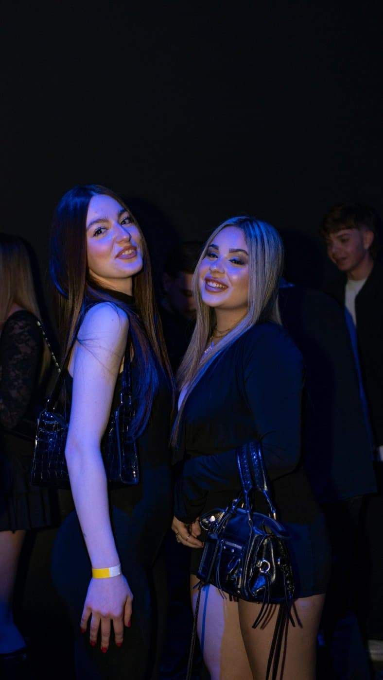 Una ragazza con la lingua fuori balla con un'amica alle spalle